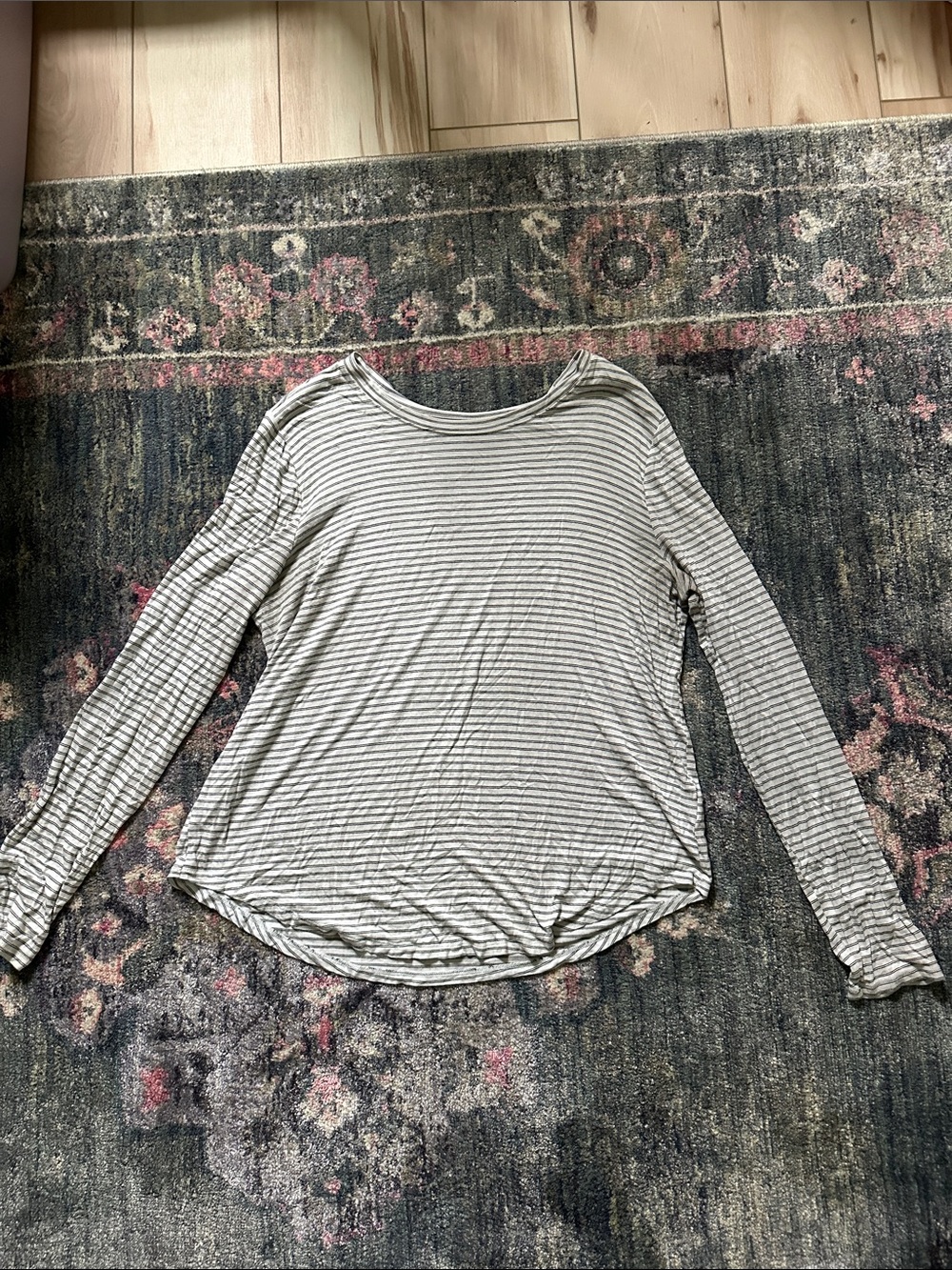 SO Striped Long-Sleeve Top - Light Gray & White Perfect for Fall/Winter Sz Large